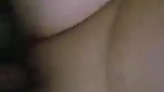 شقراء ذات مظهر نظاراتي تمارس مصًا مكثفًا للقضيب حتى ينتصب بالكامل