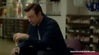 هاربر لي في رحلة خشنة على عمود أسود سميك