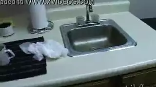 شقراء تحصل على جنس قوي على المكتب في مشهد مكتبي صريح