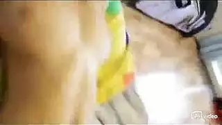 فتاة هواة ساخنة تأخذ عدة قذفات داخلية