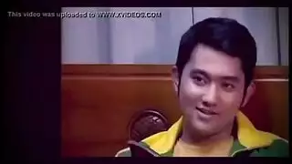 فتاة نوبية ترتدي نظارات تُمنى بقوة من قبل صديقتها المفضلة