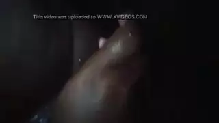 فاتنة سمراء تبتلع قضيبًا أبيض ضخمًا وتتلقى ضربات قاسية