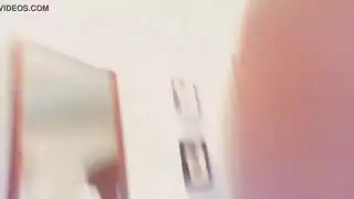 تجعل كلبها يلحس كسها بحرارة