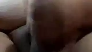 أوضاع جنسية بين الأعراق: إبنوسية سمينة تأخذ قضيباً قاسياً في المقعد الخلفي