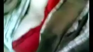 الأخ يداعب اخته في المطبخ