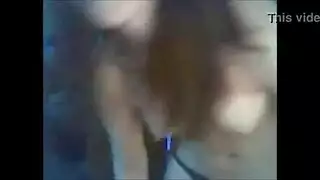 زوجة مراهقة مثارة تستمني بقضيب اصطناعي