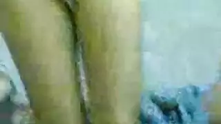 امراه تنادي ابنه لينوم معها