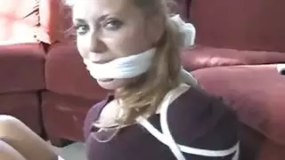 مشاهد إباحية صعبة: عبد مقيد ومكمم في فيلم bdsm