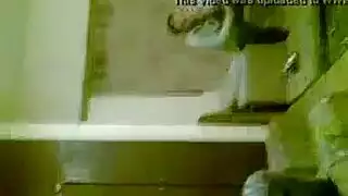 اب يعري طفلته النايمة