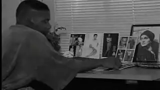 أصلع وجريء: وشم على انتصابه النابض