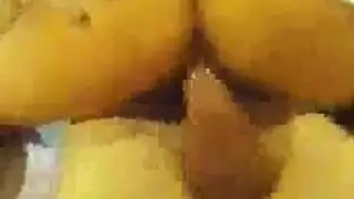  زوجات وقحات يجعلن فروجهن تبتل في ممر أدوات السباكة