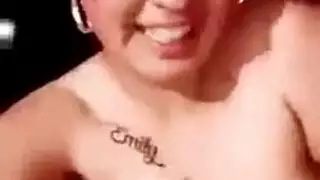 شقراء كبيرة الصدر تمارس القضيب الأسود الكبير بين بزازها