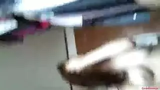 عاهرة آسيوية تكشف عن فتحاتها الضيقة