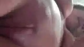 تبول الشقراء في مكان عام مشهد تبول مثير