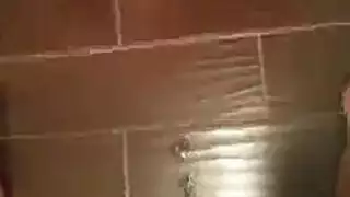 سأل رومتينة سمراء صديقتها لعق كس حلقها، لأنها تحتاج إلى اللعنة جيدة