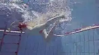 قضيب الجار يوسع كلا المهبلين في هذا الثلاثي الإباحي