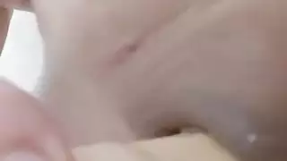 إصبع في فرجها العصيري يجعل هذه المرأة التركية تصرخ من المتعة