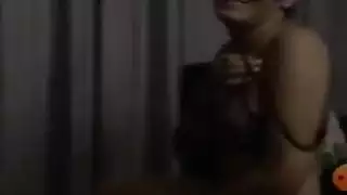 فتى تركي مثير يكشف عن صدره العاري أثناء البث