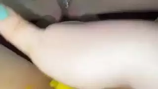 جماع طعامي صريح: عذراء سعودية تستكشف كسها بالمانجو وأكثر