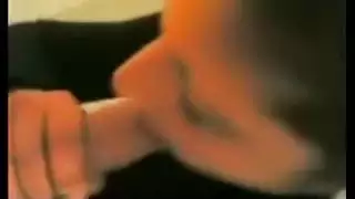 فتاة مسلمة تمص قضيبًا عربيًا ضخمًا في جلسة جنس فموي إباحي صريح