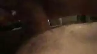 شقراء مثيرة مشعرة تنكح بقوة في مقعد السيارة الخلفي