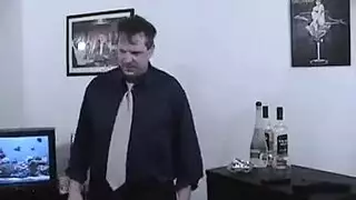 موظفة المكتب المتهتكة ليزا آن تمارس الجنس وتُقذف بشكل كامل