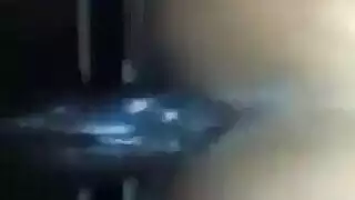 فتاة سمراء ذات شعر مجعد تأخذ قضيبًا سمينًا بينما تتعمق في قضيب رجلها الصلب