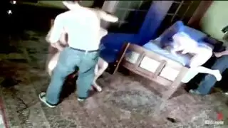 ثنائي الأخوات الجامح في مشهد جماعي خشن