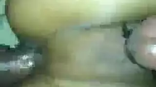 الشقراء المثيرة تحقق رغبتها: جنس شرجي وفموي من رجلين