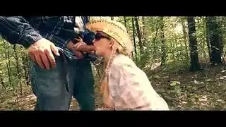 جنس شرجي قاسٍ للفتاة الشقراء المثيرة: بلغت النشوة بقوة