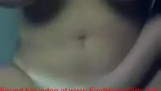 فتاة سمراء شابة تأخذ قضيبًا كبيرًا لإرضاء مهبلها الشهواني