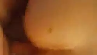 هي تحلم باللسان، لكنها تُدَك بدلاً من ذلك