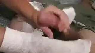 تمايلت ثديها النضرة وهي تشتري له ملابس داخلية