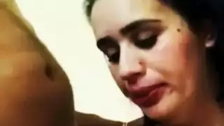 فتاة مغربية شابة تخدم عميل ناضج بعمل فموي صريح