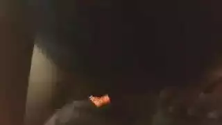 صبية الأب المجعدون في مشهد إطالة قاسي