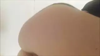 إباحية صريحة: عاهرات قرويات تبتلع السائل المنوي بعد جنس جماعي