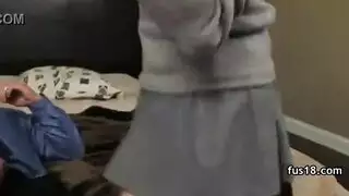 طالبة شقية تُسعد معلمها بفمها وفرجها الضيق