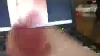 فتاة مفلسة تأخذ ضربة قاسية من بطن مفتول