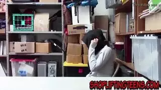 فتاة عربية تنزل على قضيب عربي كبير