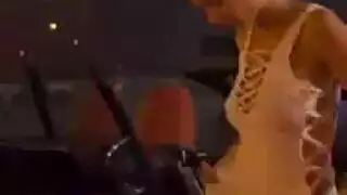 عرض كام إباحي: خلع الملابس الداخلية وكلام جنسي صريح