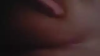 أنجيليكا تخلع ملابسها ثم تمارس الجنس في زي دب محشو