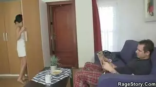 رجل مسيطر يعطي سيسي وضعية الكلب الخام