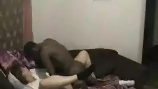 شقراء تركبها من متزلج أسود في مشهد إباحي بري