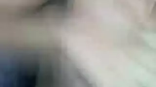 قضيب طويل سميك يفرق شفرتي فرجها