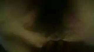 فتى مفلس يحصل على قبلة قبل أن يأكلها من الخلف