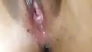 جلسة فردية مصرية ساخنة: اللعب بفرجها حتى تبلغ ذروتها بقوة