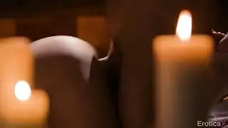 الفتاة الجذابة تحصل على فتحتها الضيقة مملوءة بزب كبير صلب