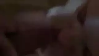 مصة في الفناء الخلفي تتحول إلى بورن صريح مع عاهرة شقراء