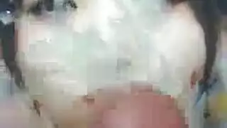 الخنثى المنقطة كبيرة الثدي تتعرض للجماع الفموي والعلاقة الجماعية