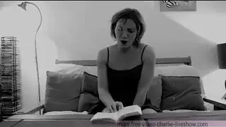 تمديد بنطال اليوغا الخاص بها لمشهد شرجي قاس